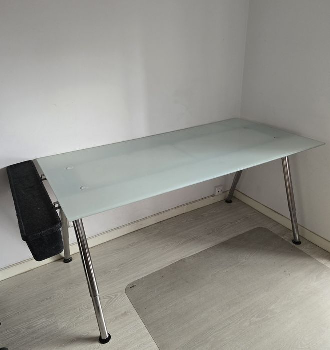 Mesa Galant com vidro temperado da marca IKEA