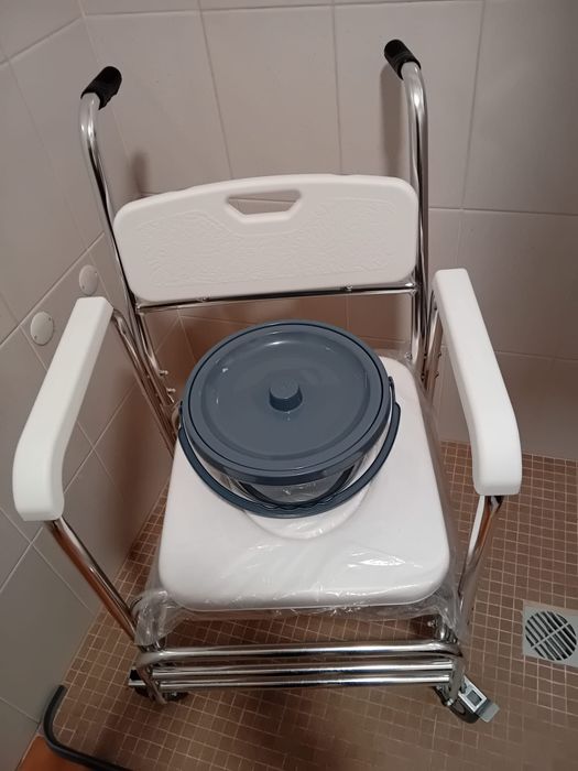 Cadeira de banho e sanitária com rodas