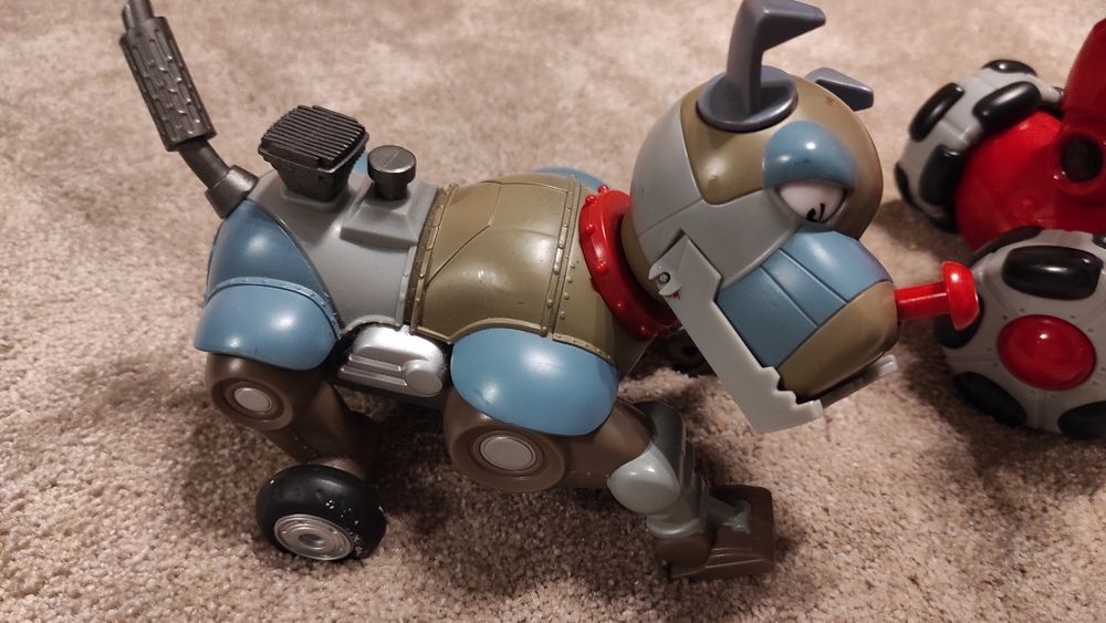 Roboty , zabawki, dinozaur , pies