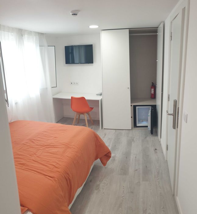 Quarto/Suite novo c roup, wc, lcd, frig, AC, registo na AT.
