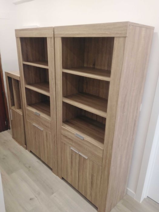 Estante de sala e Um aparadador