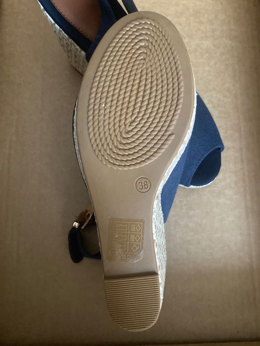 Sandały na koturnie