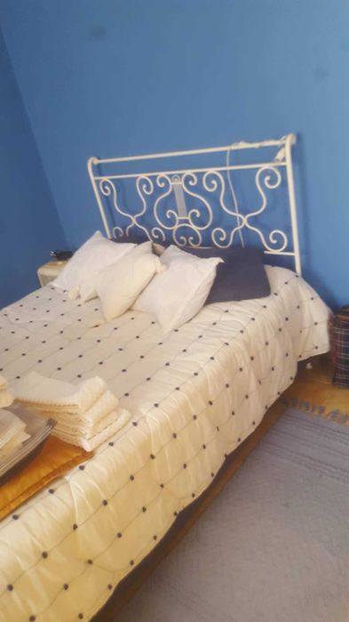 Cama de casal antiga em ferro forjado