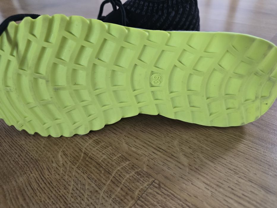 Sprzedam buty chłopięce 39 rozmiar