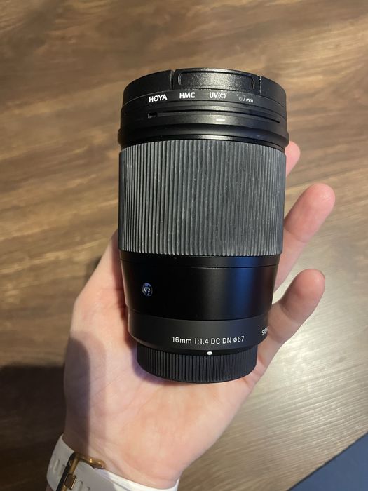 Sigma 16mm F1.4 DC DN Contemporary z filtrem Hoya – Micro 4/3 (MFT)