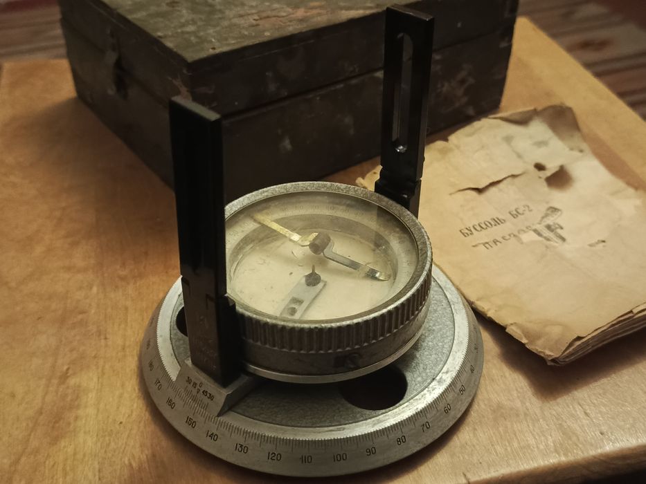 Буссоль БС-2 (в неробочому стані)