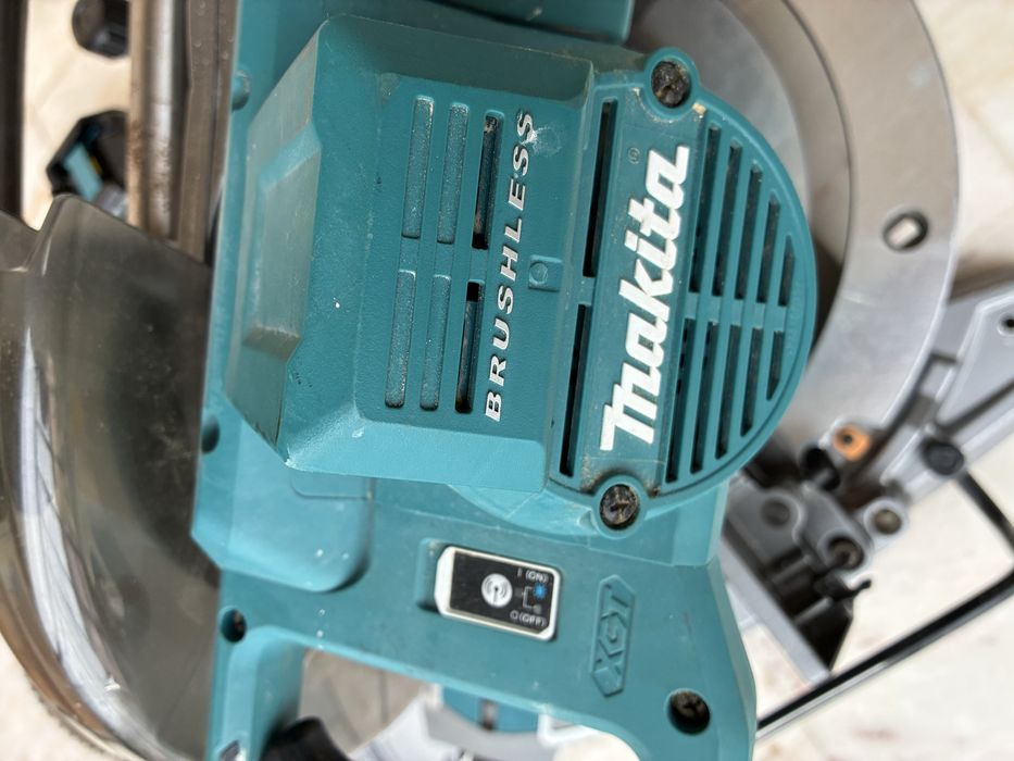 serra esquadria sem fio Makita XGT 40V  com kit completo professional