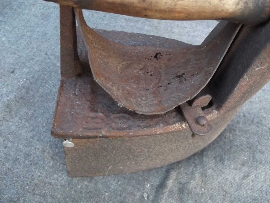 Stare żelazko na węgiel Neptun Końskie