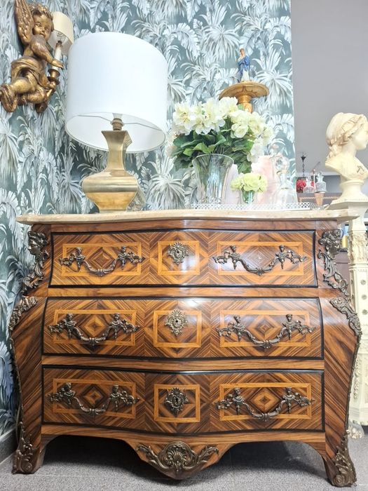 Cómoda estilo Luis XV folheada a Rosewood.