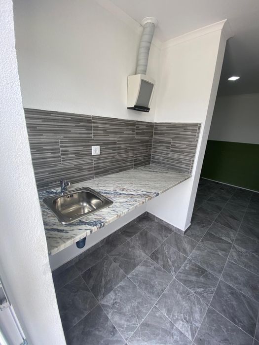 Alugo T0 novo com agua ,luz e internet  inclusso