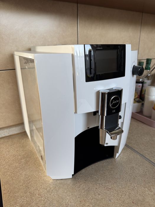 Ekspres ciśnieniowy JURA E6 na gwarancji z pojemnikiem na mleko