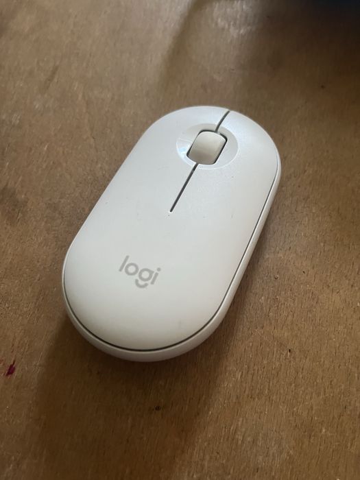 бездротова миша Logitech Pebble M350 білого кольору.