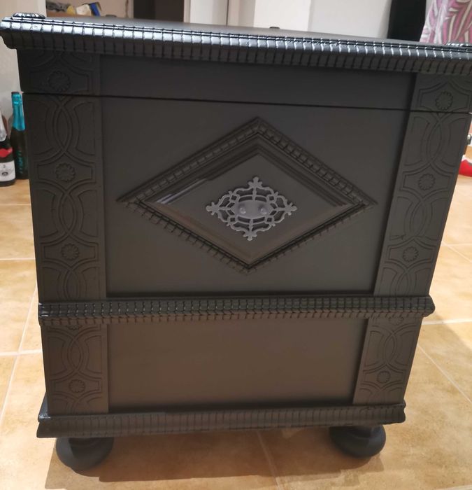 Arca de madeira maciça