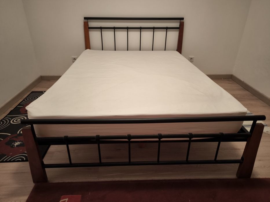 Cama de casal com estrado em metal com colchao