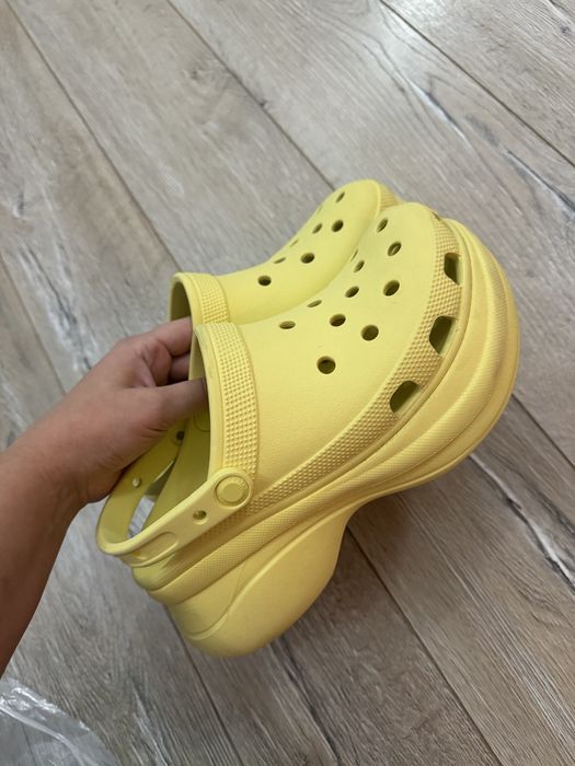 Żółte crocs wysokie