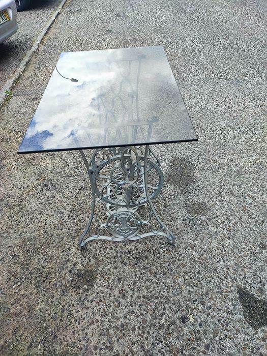 Mesa com estrutura de máquina de costura Singer