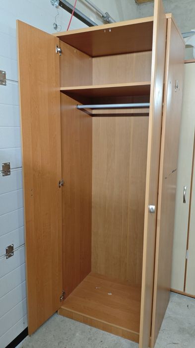 Шафа  для одягу  .