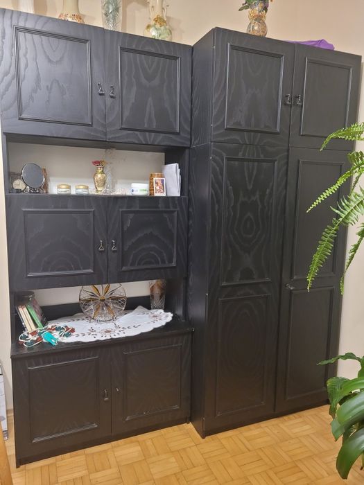 Czarne meble, meblościanka, szafa, barek