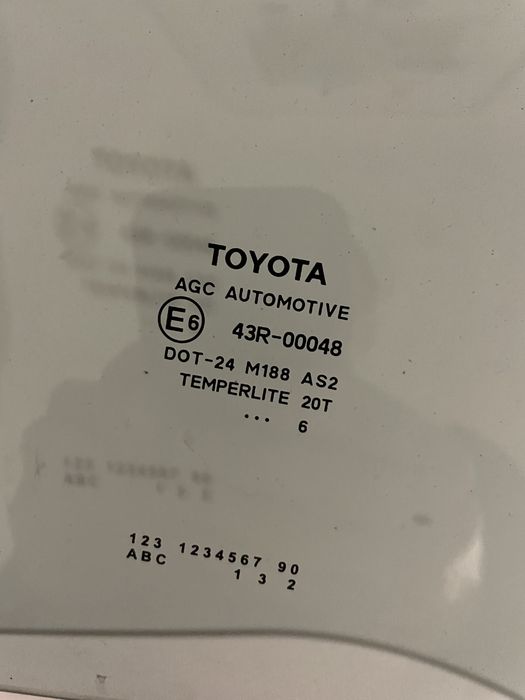 Toyota Yaris III / szyba tylna drzwi prawa lewa tył / ORG.