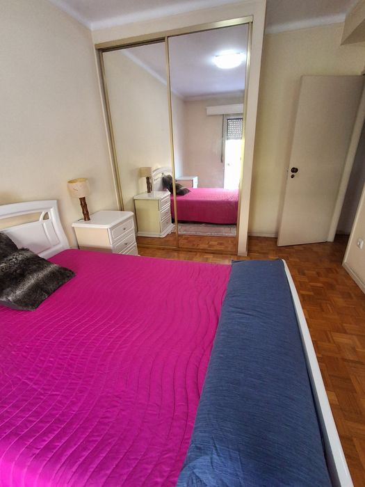 Tem sala de jantar, televisão, cozinha e casa de banho partilhada com água quente. Todas as despesas estão incluídas na renda.