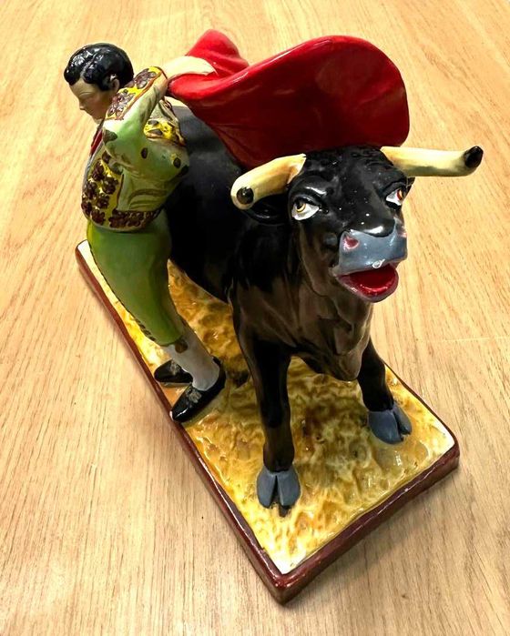 Estatueta antiga, touro e toureiro em barro