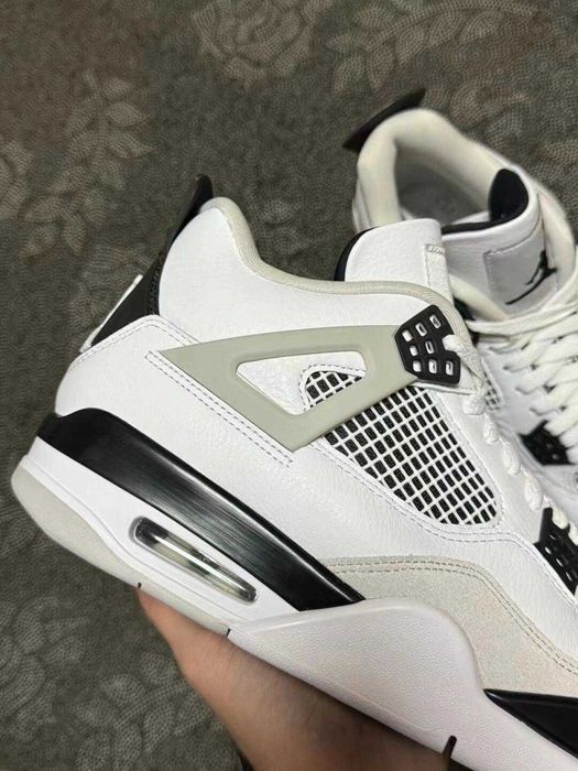 Jordan 4 Retro Military Black r.42