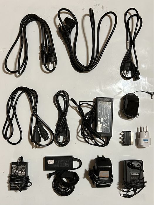 Набор кабелей-переходников и зарядных устройств 22 шт.