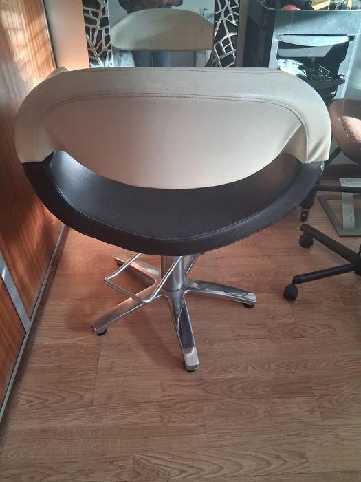 Cadeira de Cabeleireiro Elegante – Bom Estado