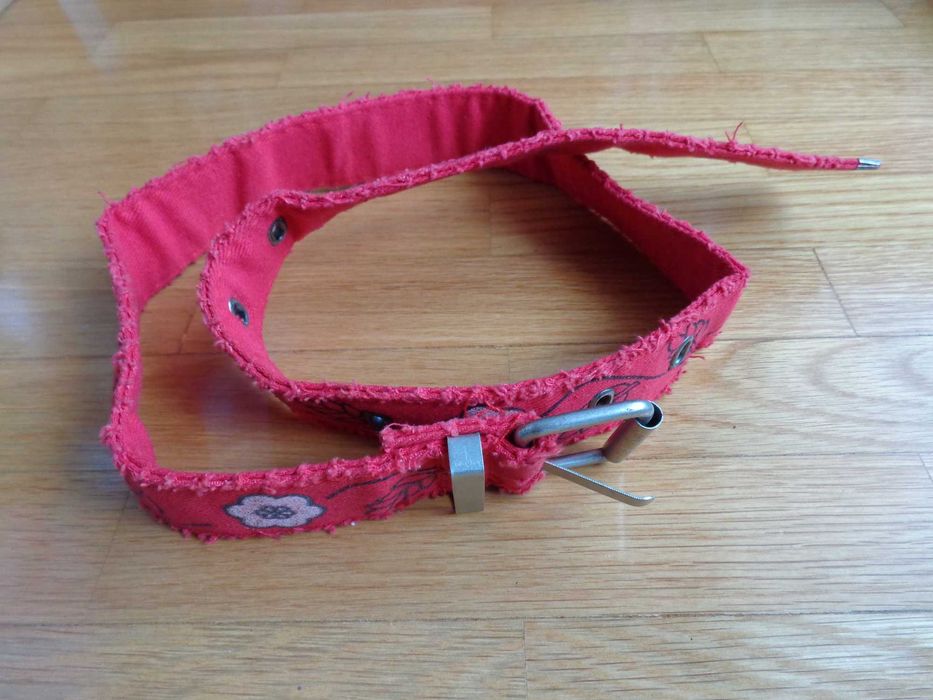 Cinto vermelho com flores