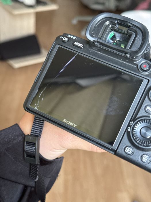 Продаю Sony A7 III + об’єктив Sony FE 28–70mm f/3.5–5.6 OSS.