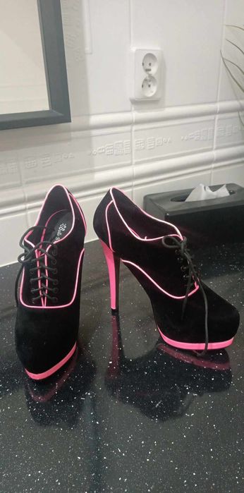 Wysokie neon czarne koturn