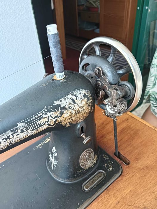 Máquina de Costura c/ móvel SINGER