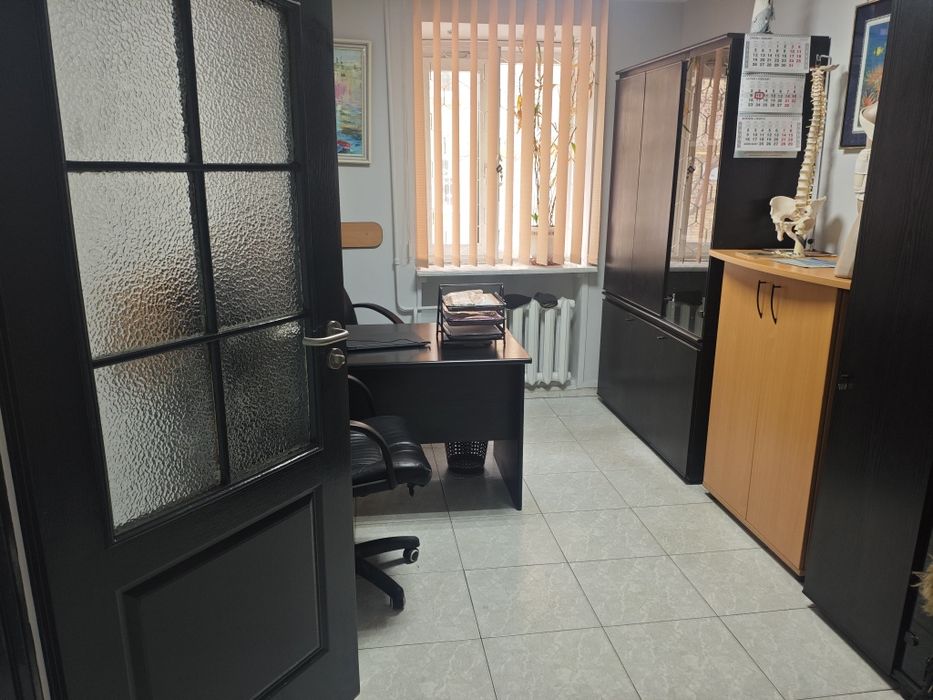 92м2 Окремий вхід з фасаду Метро 500 метрів