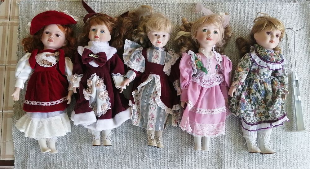 5 bonecas de porcelana completas.