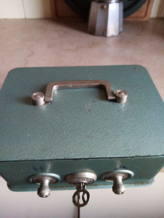 Cofre antigo, a funcionar, pesado, c/chave, ainda com tinta original