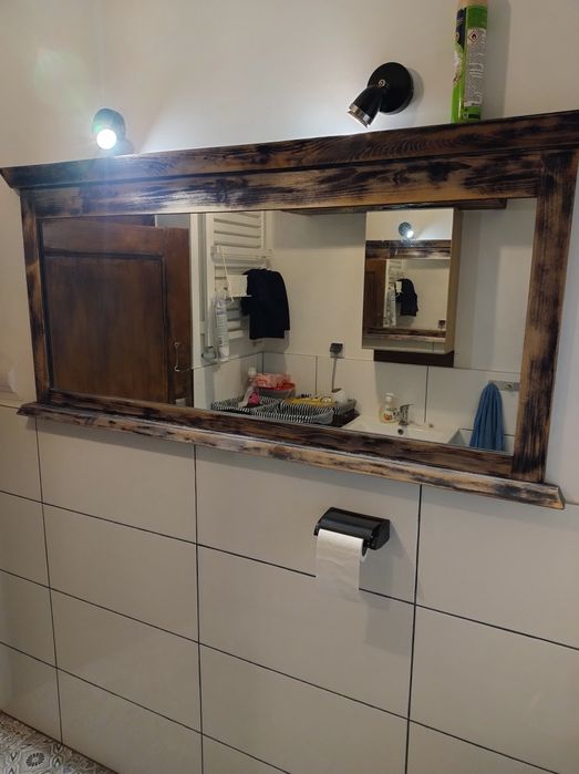 Lustro w drewnianej ramie