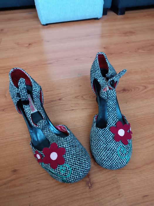 Sapatos altos de tecido com flor