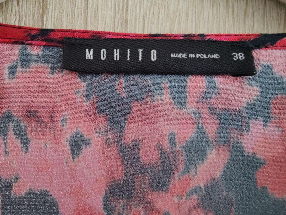 Sukienka kopertowa Mohito mini | Kwiaty / Abstract print | Falbanki |