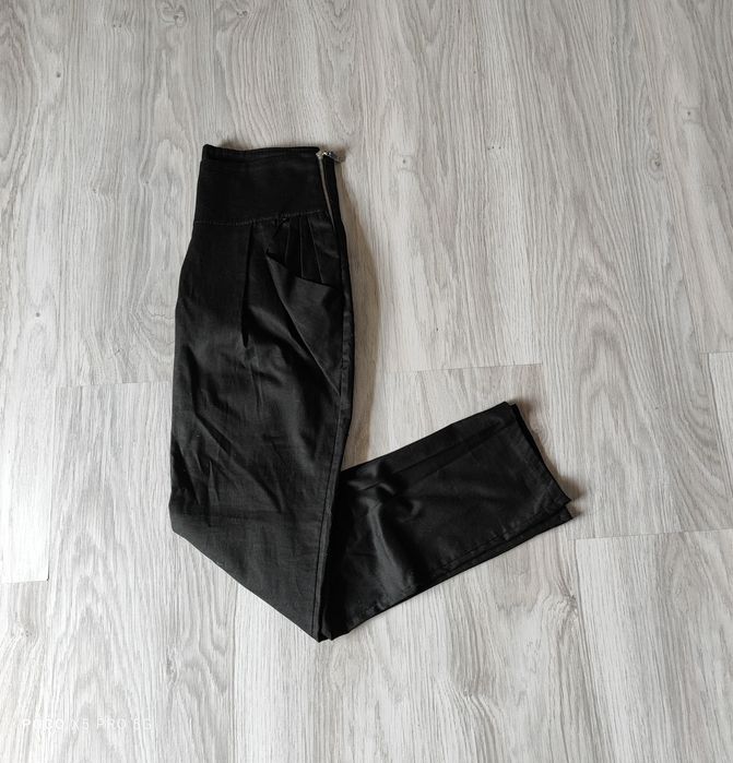 Czarne eleganckie spodnie damskie z zamkami XS