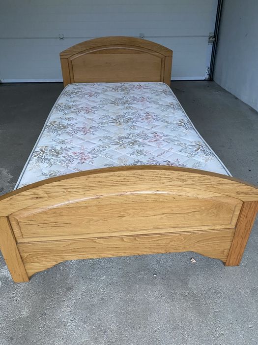 Cama de solteiro em madeira de castanha