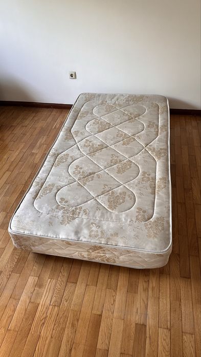 Estrado dobrável + colchão 90x190 cm – prático e fácil de arrumar
