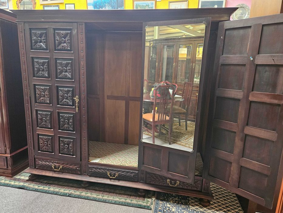 Roupeiro de três portas em madeira trabalhada - Com chave e espelho - óptimo estado geral