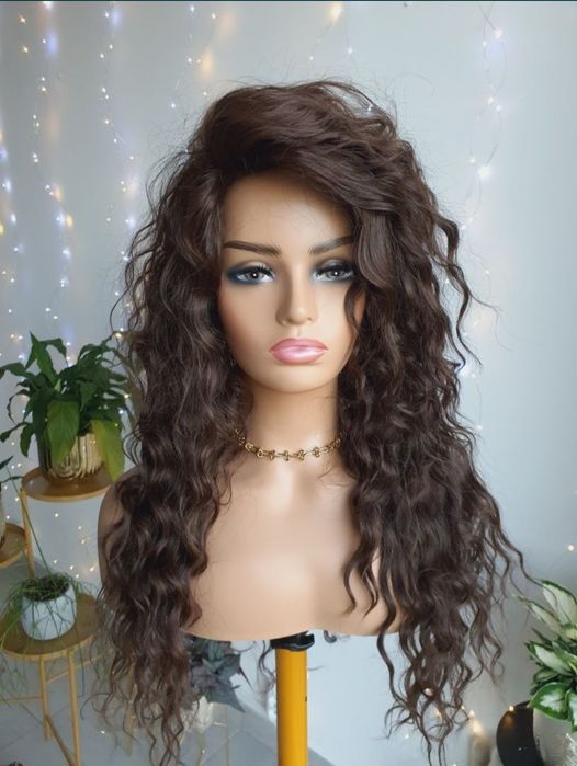 Długa lekka peruka fale loki naturalny brąz naturalna fryzura
