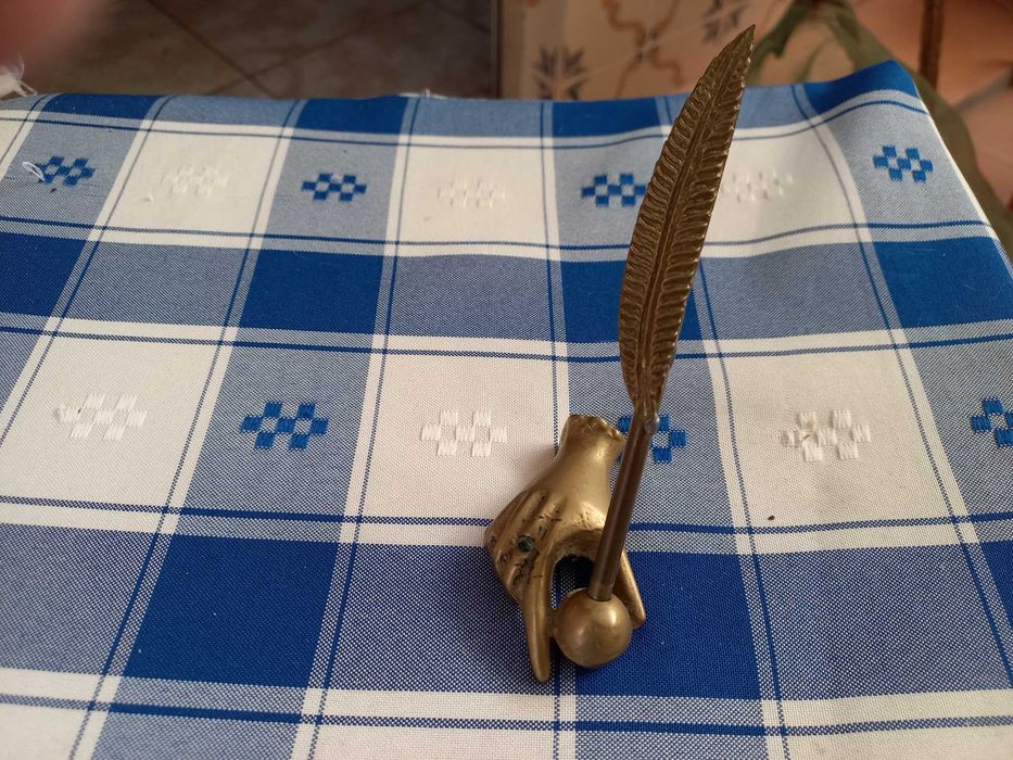 Mão com Pena Muito Antiga em Bronze Decorativa