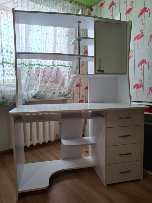 Письменный стол.