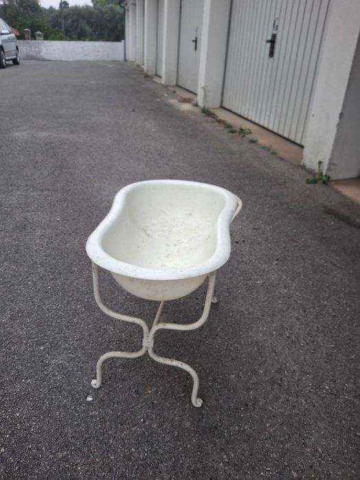Banheira de bebé com suporte metálico