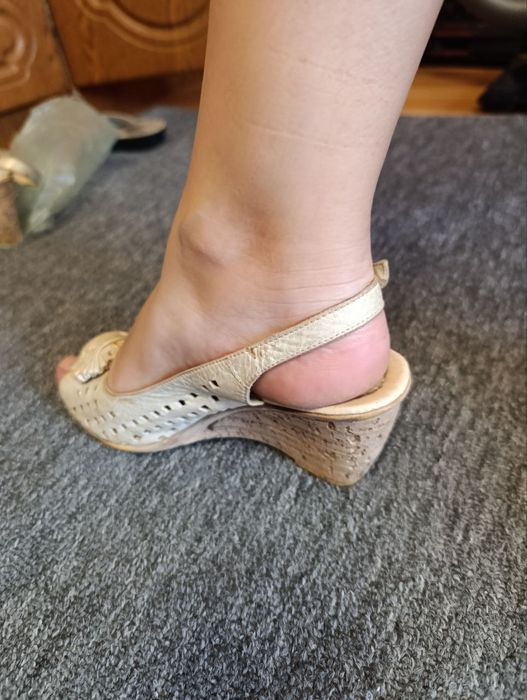 Жіночі босоніжки шкіряні