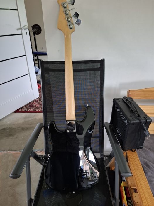 Gitara basowa z zmacniaczem