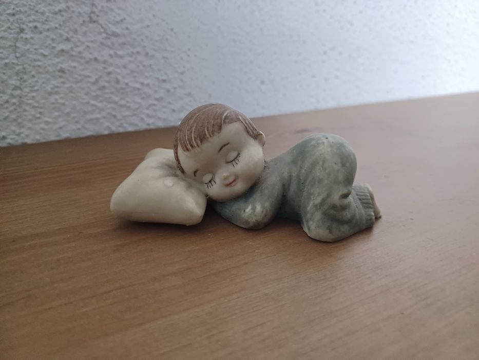 Menino soneca em porcelana biscuit