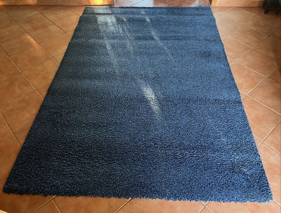 Tapete grande em lã azul escuro